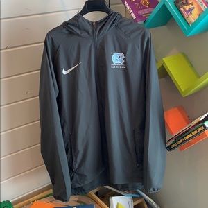 Nike DriFit UNC run/rain coat